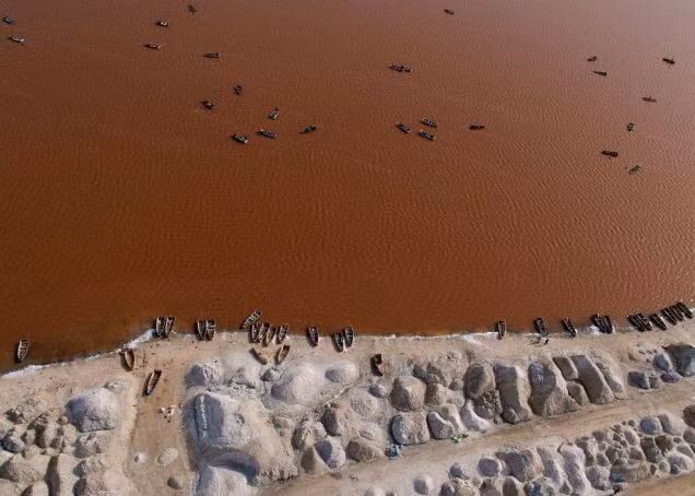 Hồ Retba, Senegal. Hồ này có màu sắc rất lạ thường, độc đáo, tùy vào các thời điểm trong ngày, nước hồ có thể chuyển từ màu tím nhạt sang màu sữa dâu.