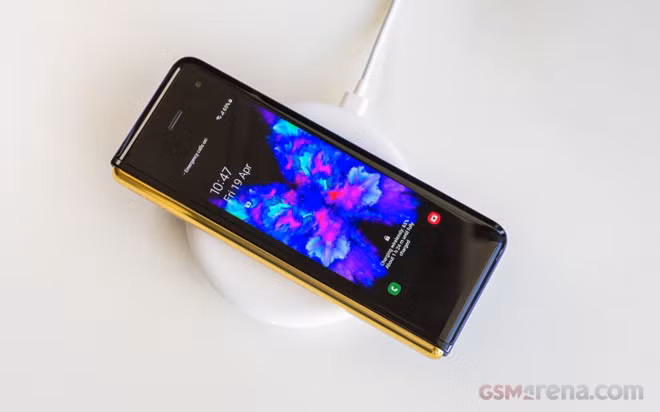 14. Giống như loạt điện thoại Galaxy S10, Galaxy Fold hỗ trợ cả sạc không dây thông thường và sạc ngược tiện ích.