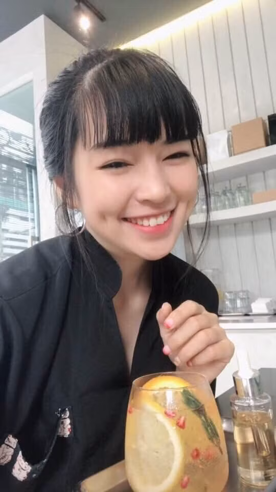 Nhan sac ngot ngao cua co nang ma lum dong tien khien anh em me met