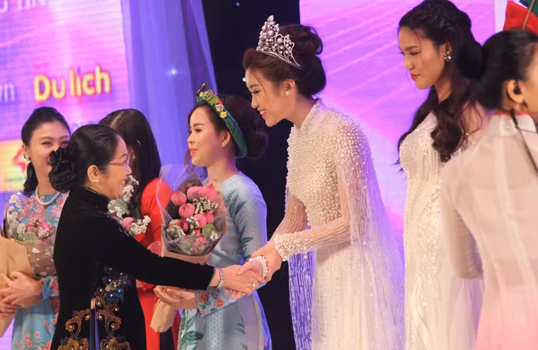 Lãnh đạo TP HCM tặng hoa chúc mừng những người làm nên thành công Lễ hội.