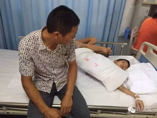 Vì thường xuyên phải quặn mình, căng lưng cuộn tròn mà Nhạc Đông Thành đã bị biến dạng cột sống. Hiện tại, cân nặng của cậu bé chỉ nhỉnh hơn con số 20 kg.