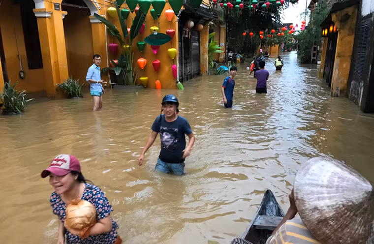 Đến cuối ngày 7/11, trên địa bàn tỉnh Quảng Nam nhiều nơi vẫn còn bị cô lập vì lũ. Tại phố cổ Hội An, người dân đang phải chịu cảnh cuộc sống sinh hoạt bị đảo lộn vì nước lũ gây ngập nặng cả khu phố cổ.