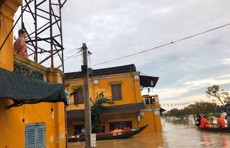 Nhà người dân ở phố cổ Hội An bị cô lập bởi xung quanh tứ bề là nước.