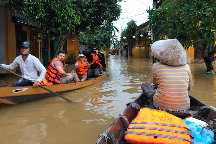 Nhiều du khách nước ngoại có chuyến du lịch Hội An "để đời" khi có dịp khám phá phố cổ bằng xuồng ghe ngay trên các tuyến đường giao thông.