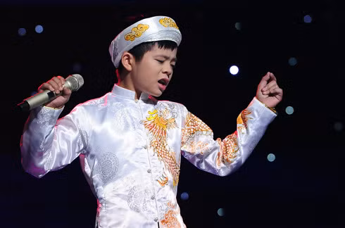 Ngoài ra, tài năng xứ Thanh còn ký hợp đồng ca sĩ độc quyền với Cát Tiên Sa - công ty sản xuất chương trình The Voice kid. Trong đó, 85% tổng số tiền cát-xê sẽ thuộc về Quang Anh, còn lại là chi phí quản lý, hỗ trợ truyền thông, xây dựng hình ảnh... của Cát Tiên Sa.