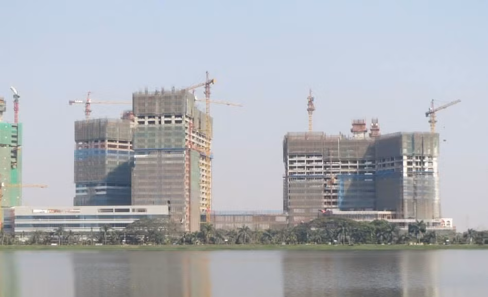 Tổng diện tích sàn xây dựng của khu phức hợp Hoàng Anh Gia Lai lên tới trên 500.000 m2, diện tích tầng hầm 121.882m2, sức chứa 5.000 chỗ đậu xe gồm 4 block văn phòng cho thuê, 5 block căn hộ, 1 khách sạn 5 sao và 1 trung tâm thương mại. Ảnh chụp thời điểm dự án đang thi công.