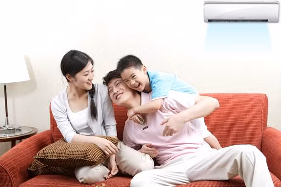 Theo anh Nguyễn Tiến Thanh (nhân viên một cửa hàng điện máy trên đường Nguyễn Trãi): "Điều hòa nhiệt độ bán chạy nhất trong số các thiết bị làm mát. Chỉ một tuần, cửa hàng bán được gần 70 chiếc điều hòa các loại".