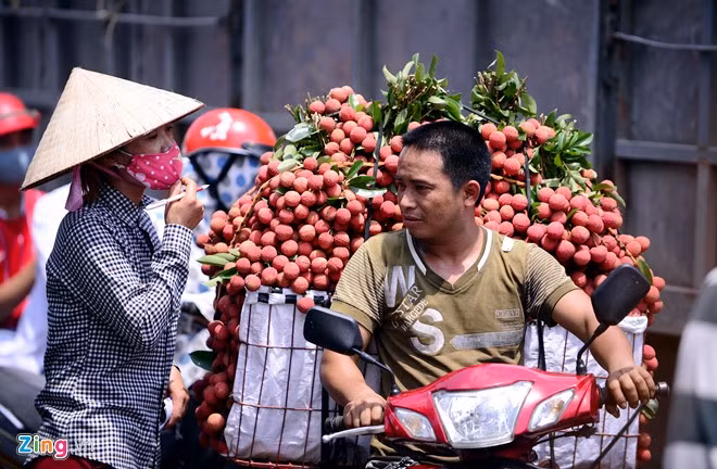 "Buổi sáng giá vải thiều thường rất cao, nhưng đến chiều cánh thương lái ép giá xuống, tôi chờ dưới nắng lâu và mệt nên đành bán cho xong", một người dân tại xã Hồng Giang, huyện Lục Ngạn nói.