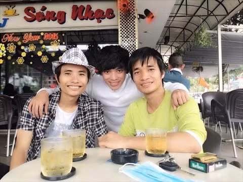 Những thành viên của Công ty truyền thông gồm có Lệ Rơi, Thánh bàn chải, hot boy kẹo kéo, bộ ba "đình đám" gây xôn xao dư luận mỗi khi xuất hiện tại bất cứ đâu.