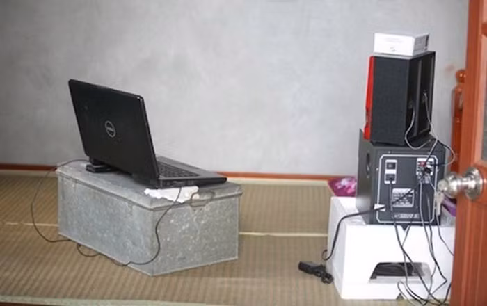 Ban đầu, "dàn thu âm" của Lệ Rơi chỉ đơn giản với chiếc laptop, tai nghe và loa ngoài.