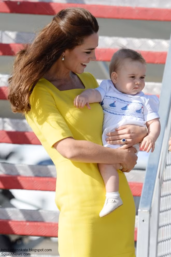 Ngay từ khi còn nhỏ, Hoàng tử bé nước Anh George đã được mẹ Kate chăm chút kỹ lưỡng cho tủ quần áo. Tuy nhiên, tủ đồ hàng hiệu của cậu bé có những món đồ thường không quá đắt, chỉ dao động trong khoảng vài chục đôla (từ 1-2 triệu đồng). Ảnh: SplashNews