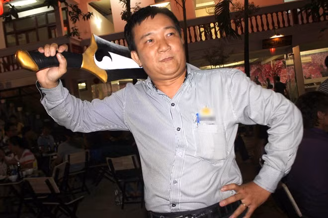 Quán đầu tư nhiều đạo cụ như kiếm, đao, trang phục... cho khách tạo dáng, chụp hình kỷ niệm. Nhân viên tại đây được thiết kế phục trang riêng, một số bộ có chi phí hơn 2 triệu đồng.