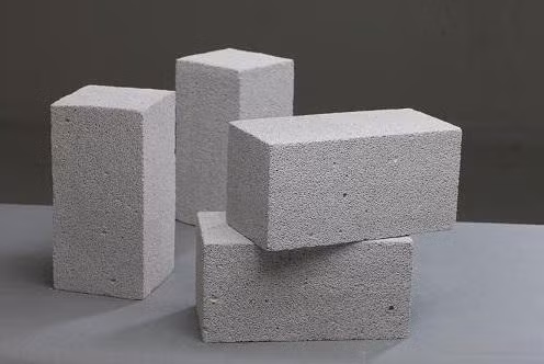 Gạch siêu nhẹ là hỗn hợp xi măng, cát, chất tạo bọt không nung. Khả năng kết dính, trọng lượng tịnh nhẹ hơn so với gạch đất nung truyền thống. Đây là dòng vật liệu xanh bền, chắc.