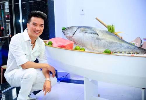 Tay ngang chuyển sang kinh doanh, sau vài năm giờ đây ca sĩ Đàm Vĩnh Hưng đã trở thành nhà phân phối hải sản sạch có tiếng với hơn 20 chi nhánh, đại lý trên cả nước.