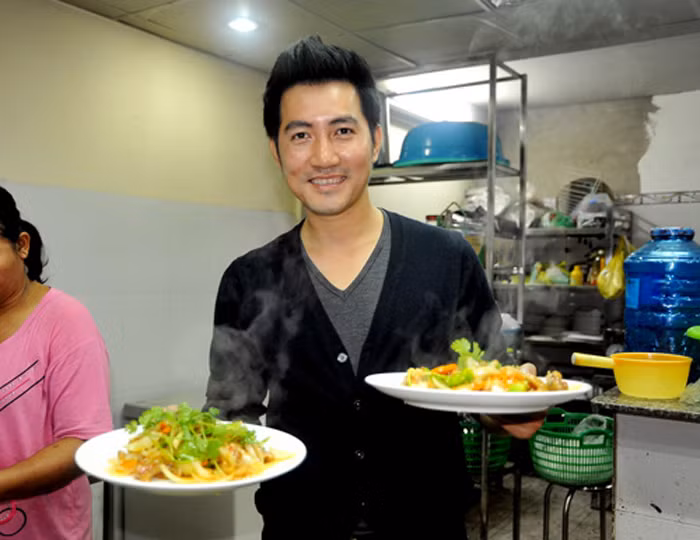 Mặc dù sau một năm kinh doanh khá thành công, Phi Hùng tạm ngưng kinh doanh nhà hàng để giải quyết vấn đề liên quan đến thuê mặt bằng quán. Nhờ ăn nên làm ra, nam ca sĩ liên tiếp khai trương nhà hàng. Hiện tại, Phi Hùng là chủ của nhiều cửa hàng, nhà hàng ăn uống tại TP HCM.