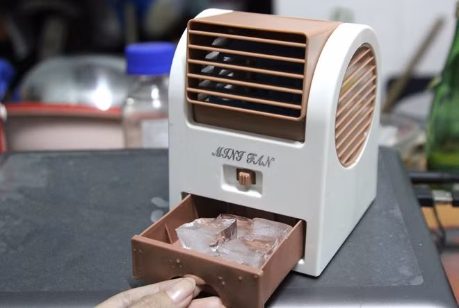 Bên cạnh món đồ chống nắng, nhiều người tìm mua các thiết bị giải nhiệt giá rẻ. Điều hòa thổi đá mini, quạt thổi đá cầm tay có giá từ 120.000 - 140.000 đồng/chiếc "sốt" ngày nóng. Tuy nhiên, nhược điểm của các đồ dùng này là công suất làm mát thấp, lại mất thêm chi phí mua đá hoặc nhiều khi khay chứa của điều hòa bị chảy nước đá, khá bất tiện.
