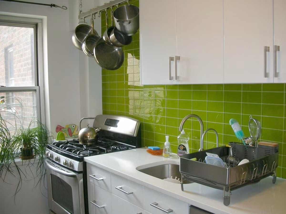 Trên thị trường, giá kính ốp màu cường lực từ 370.000 - 800.000 đồng/2 (tùy độ dày của kính từ 6-12mm).