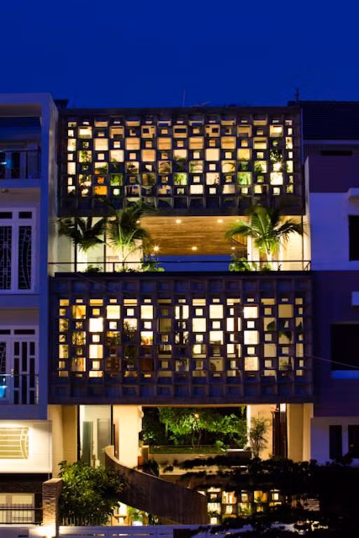 Hệ lam chắn nắng cho nhà hướng Tây có thể thiết kế dạng kẻ, lam ngang hoặc chéo, hoặc chia ô, dựa vào hướng nắng "xấu", sở thích của gia chủ để chọn.