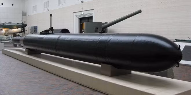 Hải quân Nhật sản xuất ngư lôi Kaiten và sử dụng từ năm 1944 đến 1945. Đây là loại thủy lôi có người lái, thuộc chương trình vũ khí tự sát mà Nhật Bản triển khai mạnh mẽ đến khi chiến tranh kết thúc. Sau khi phóng từ tàu ngầm, một thủy thủ sẽ điều khiển thủy lôi hướng về mục tiêu kẻ địch để gia tăng sức hủy diệt đến mức tối đa.
