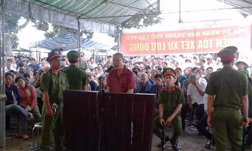Moi hat karaoke khong duoc, dam chét bạn
