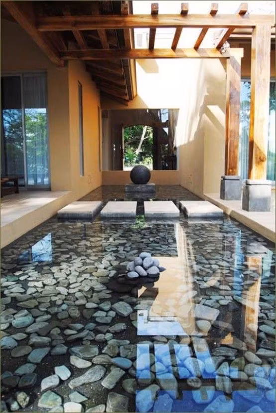 Chừa khoảng hiên bên cạnh nhà để làm hồ nước cũng là giải pháp thiết kế hữu hiệu. Khoảng lùi này giúp hạn chế ánh nắng và điều hòa cho nhà.