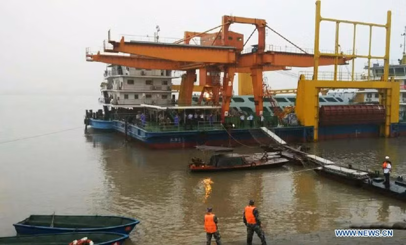 Lúc 21h28 ngày 1/6, tàu du lịch Trung Quốc chìm ở sông Dương Tử thuộc địa phận Jianli, tỉnh Hồ Bắc (Trung Quốc) khi đang chở theo 458 người. Con tàu này có tên Ngôi sao phương Đông (Eastern Star).