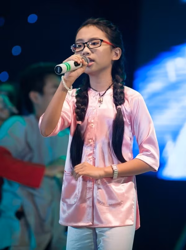 Không chỉ được mời tham gia nhiều chương trình ca nhạc, Mỹ Chi còn được mời đóng nhiều bộ phim. Cái tên Mỹ Chi trở nên "hot" hơn rất nhiều, điều mà trước đây hai năm, chính cô bé và gia đình có lẽ cũng không thể tưởng tượng ra.