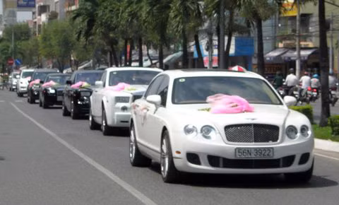 Độ giàu có, xa hoa của chủ nhân bữa tiệc cưới thể hiện phần nào qua dàn siêu xe đi rước dâu.
