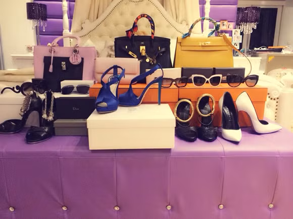 Trong vòng một tháng, Ngọc Trinh sở hữu nhiều túi xách, giày dép, phụ kiện của các hãng Hermes, Dior, Casadei… Tổng giá trị của nhưng món đồ này ước tính lên tới hàng tỷ đồng.