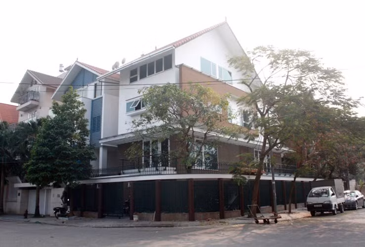 So với nhiều khu vực khác ở Hà Nội, đất vàng Hồ Tây được đánh giá là khu vực rất đáng sống bởi cảnh quan đẹp, không khí thoáng mát từ hồ dội vào, các hàng cây xanh đô thị được quy hoạch đẹp mắt.