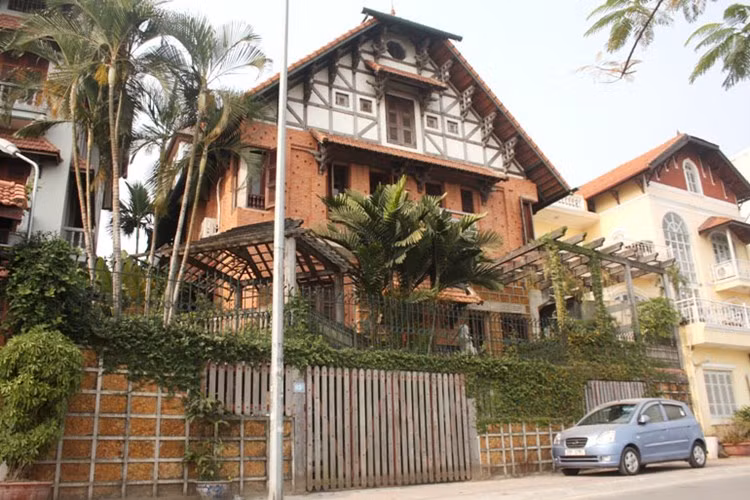 Không chỉ có vị trí đắc địa, trị giá hàng tỷ đồng, những căn biệt thự ở đây đều có thiết kế cực kỳ độc đáo.