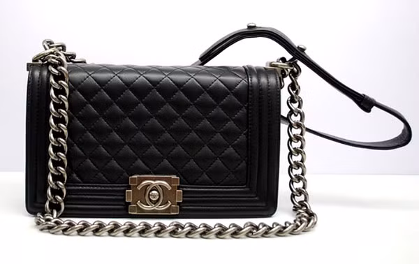 Chiếc túi xách Chanel Boy được Kỳ Duyên mang theo có giá khoảng 3.300 USD (gần 72 triệu đồng).