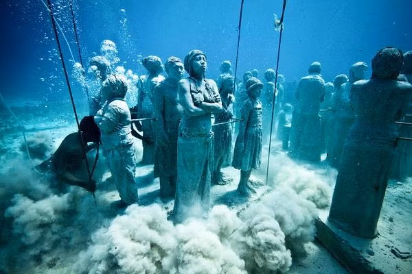 Ngoài khơi bờ biển Cancun, Mexico, có một công viên điêu khắc cực kỳ ấn tượng ẩn sâu dưới đáy đại dương, nơi mà chỉ có thể được nhìn thấy bởi những người sẵn sàng lao vào vùng biển Caribbean và lặn sâu xuống dưới. Những thợ lặn dũng cảm có thể thỏa mãn con mắt của họ với hơn 500 bức tượng đẹp tuyệt vời.