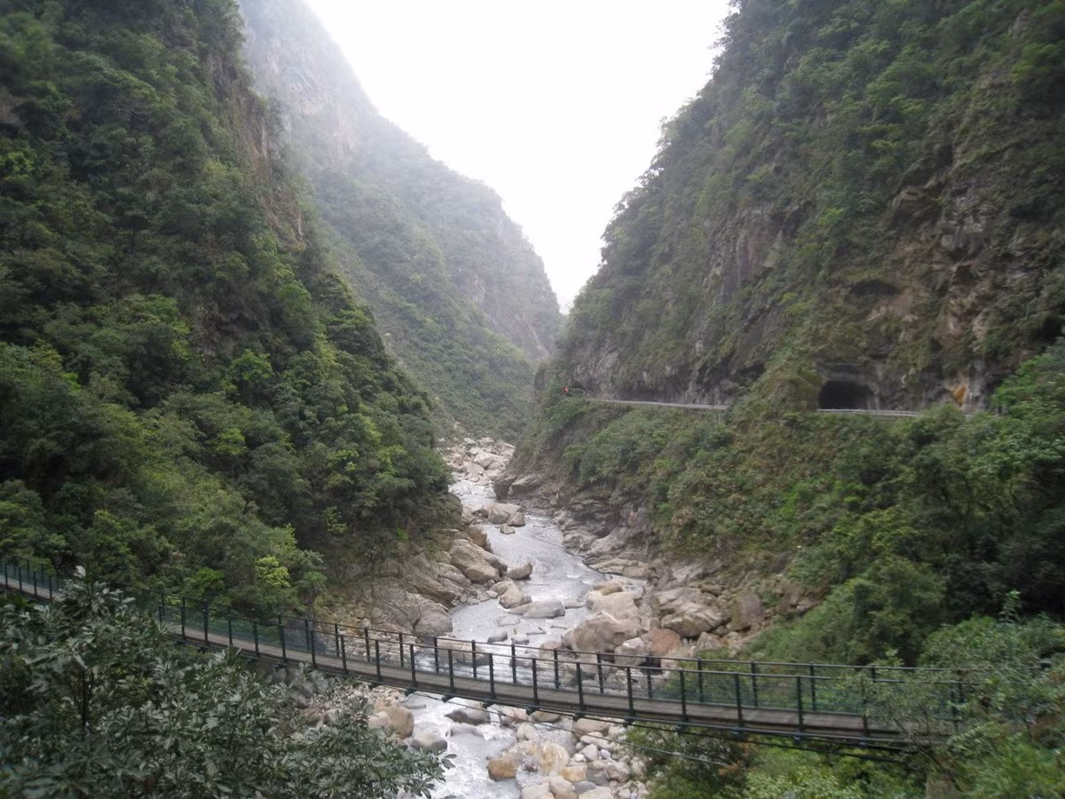 1. Taroko Gorge, Đài Loan. Địa điểm du lịch nổi tiếng và tuyệt đẹp này có một con đường vắt vẻo và cheo leo, có những đường cong với những điểm mù đáng sợ, ngoặt gấp, đi qua cầu treo qua các vách đá và khe núi. Nếu bạn đến đây vào mùa bão, dòng nước cuồn cuộn sẽ biến nơi đây trở thành một con đường đáng sợ khiến bạn đứng tim khi nhìn xuống.