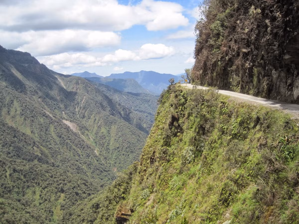 13. Đường Bắc Yungas, Bolivia. Được biết đến với cái tên "Con đường chết chóc", đường Bắc Yungas ở Bolivia dài gần 64km chạy từ La Paz đến Coroico mà không có một thanh chắn nào. Năm 2006, một ước tính nói rằng có khoảng 200 - 300 du khách thiệt mạng hàng năm trên con đường này.