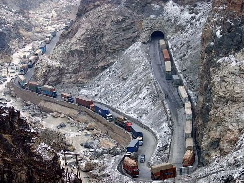 12. Đoạn đường từ Kabul đến Jalalabad, Afghanistan. Con đường này chạy từ Kabul đến Jalalabad và liên tục dốc quanh co, ngoặt gấp, có những đoạn đường thô sơ, không trải nhựa cực kỳ khó chịu. Tuyến đường này nằm sâu trong lãnh thổ Taliban và cũng khiến nhiều tài xế kinh khiếp, ngán ngẩm.