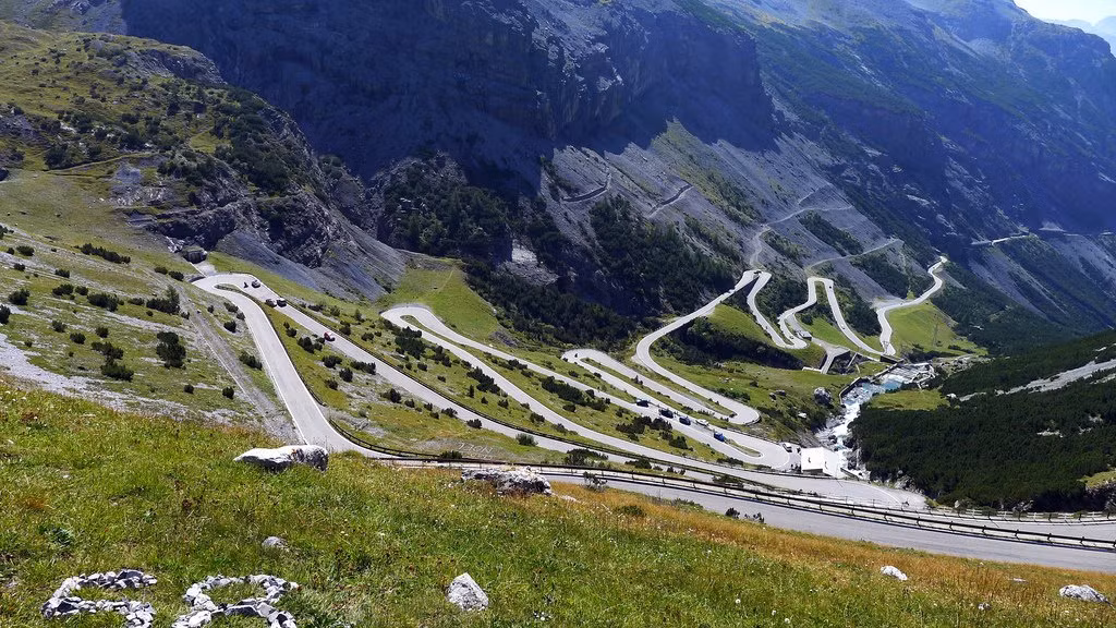10. Đèo Stelvio, Italy. Là một con đường qua núi ở miền bắc Italy, nằm ở độ cao 2756m so với mực nước biển, là con đèo cao nhất trong dãy núi phía Đông Alps và cao thứ hai trong dãy núi Alps. Với 48 khúc cua liên tục cùng với cảnh sắc Alps hùng vĩ gây mất tập trung, Stelvio như một bản giao hưởng đầy nguy hiểm của tử thần.