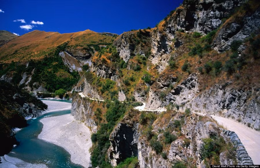 11. Skippers Canyon, New Zealand. Là một trong những con đường danh lam thắng cảnh nổi tiếng nhất của đất nước. Chỉ có điều con đường rất hẹp và khó khăn để di chuyển, chỉ cần mất tập trung, bạn sẽ không bao giờ có thể nhìn thấy thằng cảnh này một lần nữa.