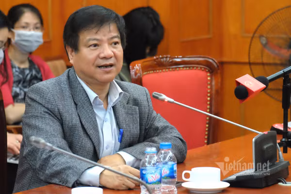 Viet Nam can robot lau rua san, do than nhiet benh nhan Covid-19