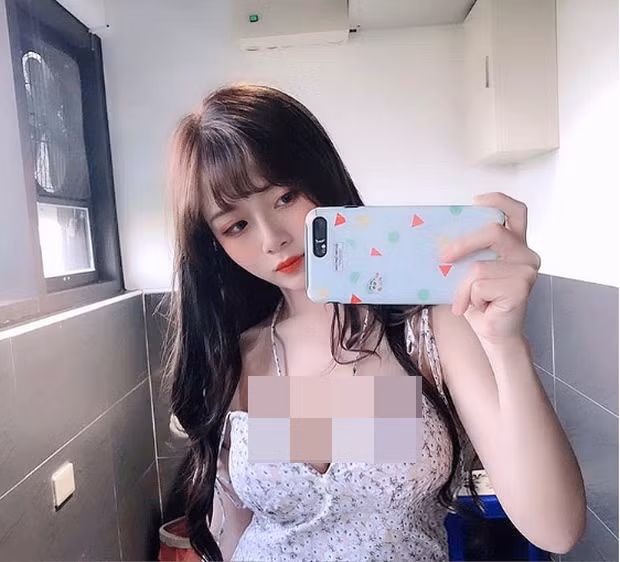 Sau khi vừa đủ 18 tuổi, Qian Qian ngay lập tức thay đổi phong cách trang phục. Cô lựa chọn những kiểu quần áo táo bạo hơn, khoe được vòng một đầy cuốn hút.