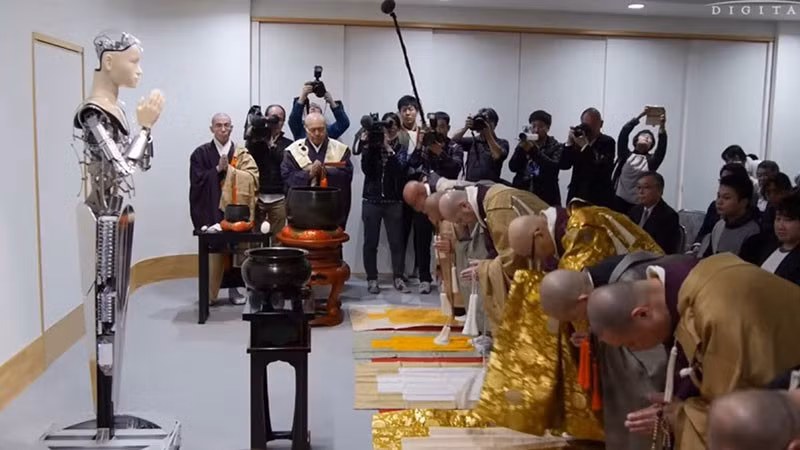 Tuy nhiên, bên cạn những lời khen, nhiều du khách nước ngoài cho rằng robot không được thật. Nhà sư Goto nói rằng có thể ảnh hưởng từ tôn giáo khác khiến khách phương Tây so sánh Mindar với quái vật Frankenstein. Ông khẳng định người Nhật không có định kiến như vậy với robot bởi từ lâu họ đã xem robot như một người bạn.