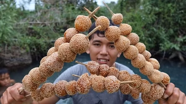 Sang Vlog cũng không ngần ngại chia sẻ hình ảnh công việc phụ hồ vất vả của mình. Anh cũng không che giấu việc đang sống cùng mẹ trong ngôi nhà dựng tạm bằng tre nứa chật hẹp tại một vùng sâu nghèo khó.
