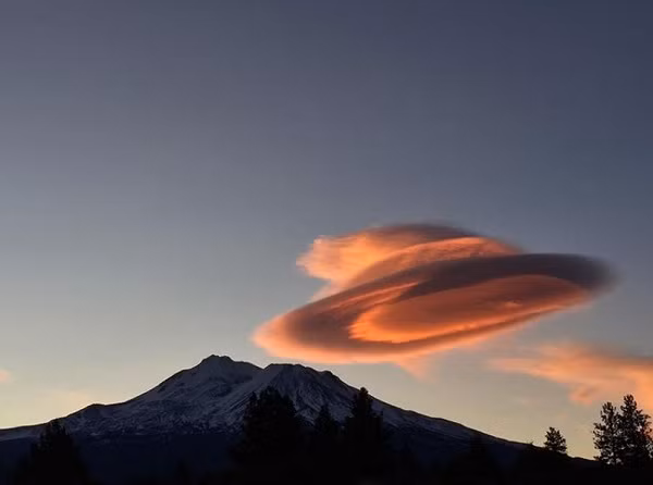 Đám mây nằm ở vị trí ngay gần núi Shasta, bang California, giống như đang cố gắng tiếp nhận nhiên liệu từ núi lửa.