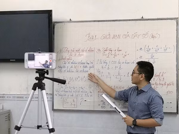 Hiện nay, có nhiều chương trình dạy học qua truyền hình được phát sóng. Những buổi dạy học trên truyền hình tại TP.HCM diễn ra vào tất cả các ngày trong tuần: buổi sáng từ 8h - 10h dành cho học sinh lớp 9 và buổi chiều dành cho khối lớp 12.
