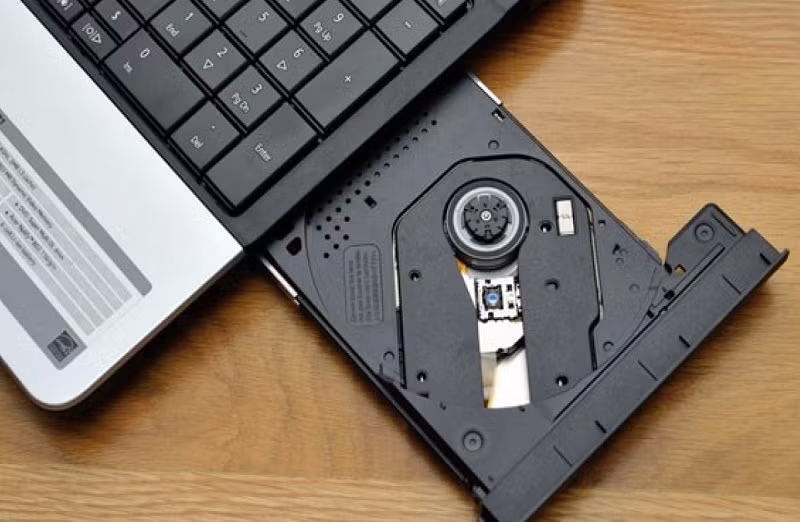 Thời xưa, khi các thiết bị nhớ flash như USB, ổ cứng ngoài... vẫn còn là một sản phẩm công nghệ xa xỉ thì lựa chọn duy nhất của người dùng để lưu trữ dữ liệu là những chiếc đĩa mềm, đĩa CD, DVD... Những ổ đĩa là tiêu chuẩn của thời bấy giờ. Theo thời gian, thiết bị nhớ flash rẻ đi, công nghệ điện toán đám mây ra đời, mọi thứ được để trên internet, ổ quang mất dần vai trò và sự biến mất của nó dọn đường cho thiết kế mỏng hơn. Không gian chiếm dụng của ổ quang rất nhiều nên phần không gian này giờ được nhường cho pin, tản nhiệt …