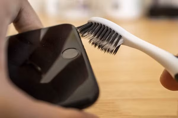 Bạn có thể sử dụng những dụng cụ chuyên dụng hoặc tăm bông, khăn microfiber vệ sinh iPhone thường xuyên để trông chiếc điện thoại lúc nào cũng như mới.