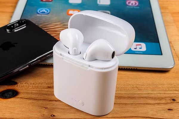 Đối với tai nghe không dây như Airpods, có kích thước nhỏ gọn hơn nhiều so với smartphone hay máy tính,...nên khi vệ sinh cũng cần phải lưu ý hơn.