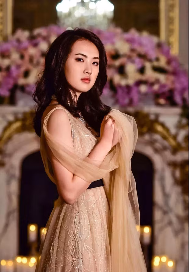Tuy sinh ra trong thời kỳ đỉnh cao sự nghiệp của ông trùm Huawei nhưng Annabel Yao gần như không muốn người khác nhắc đến vì gia thế của mình nên luôn cố gắng phát triển con đường học vấn và sự nghiệp riêng.