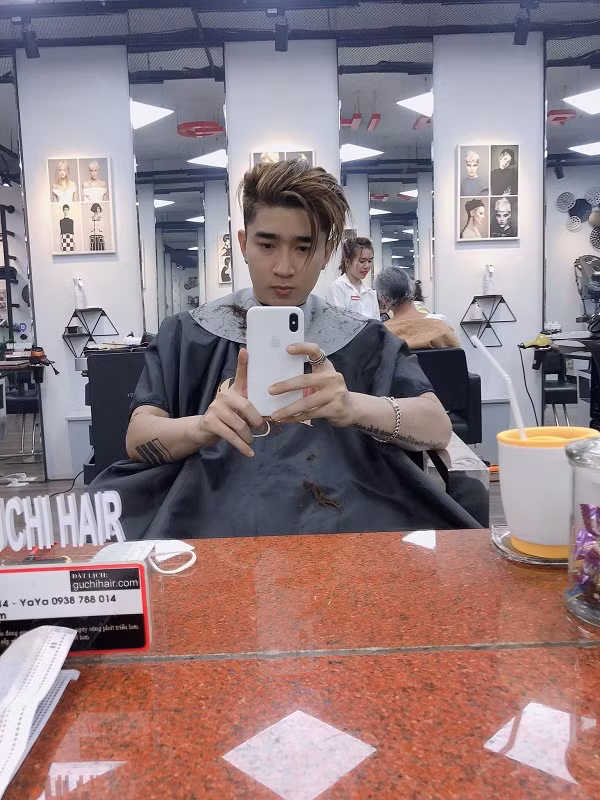Không mê smartphone sành điệu, đời mới như Lan Ngọc, nam ca sĩ Chi Dân có phong cách sử dụng các món đồ công nghệ khá giản dị. Theo những hình ảnh chia sẻ trên mạng xã hội, phiên bản điện thoại đời mới nhất mà Chi Dân sở hữu là chiếc iPhone XS Max của Apple. Ảnh: FBNV