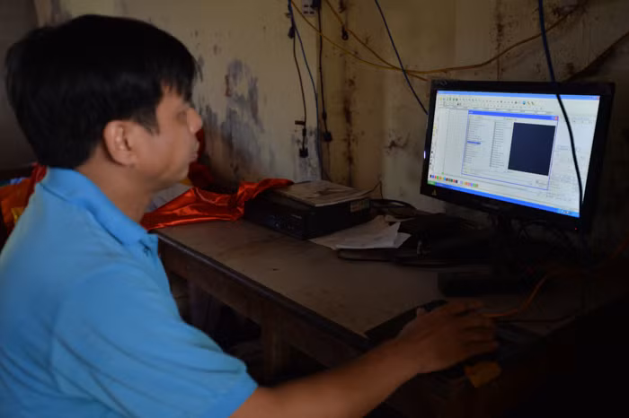 Trước đây, may cờ chủ yếu làm bằng tay tốn nhiều thời gian, cần nhiều người làm nên có năm làm không kịp hàng, nhưng hiện nay cơ sở của anh Phục dùng máy móc sản xuất hiện đại tự động, lập trình trên máy tính cho nên độ chính xác, năng xuất rất cao.
